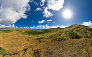 Rano Raraku : On The Edge Of The Cratere